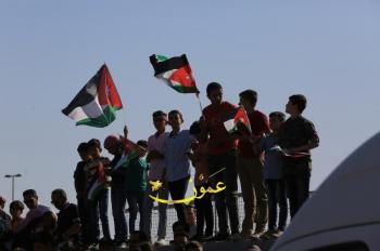 الأردنيون للاستقلال يهتفون ويزينون وطنهم بالعلم الأردني