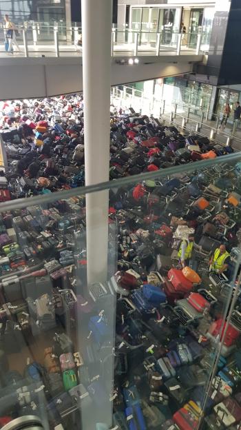 فيديو يوضح كارثة مطار هيثرو ..  المسافرون بلا حقائب