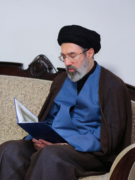 رويترز: مجتبى نجل خامنئي على قيد الحياة