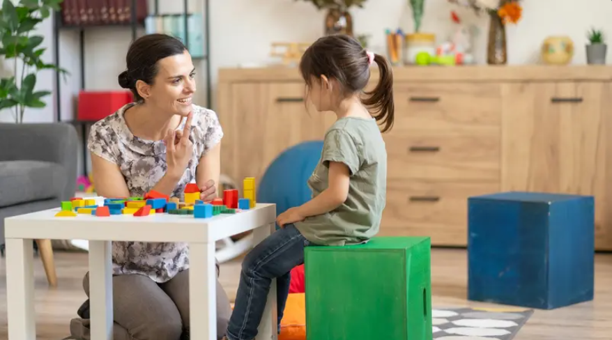 كيف يرى الطفل المصاب بالتوحد الوجوه؟ ..  دراسة تكشف السر