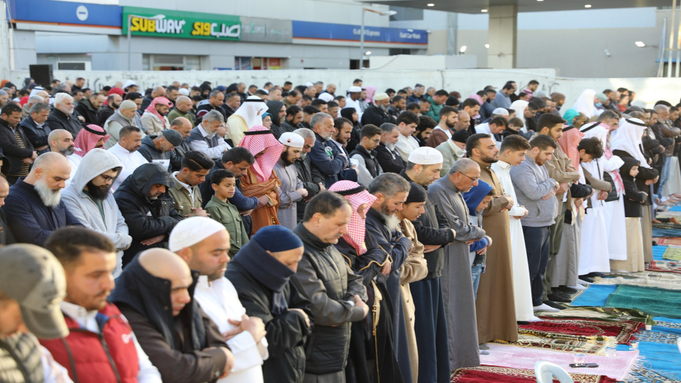 الأردنيون يؤدون صلاة عيد الفطر السعيد