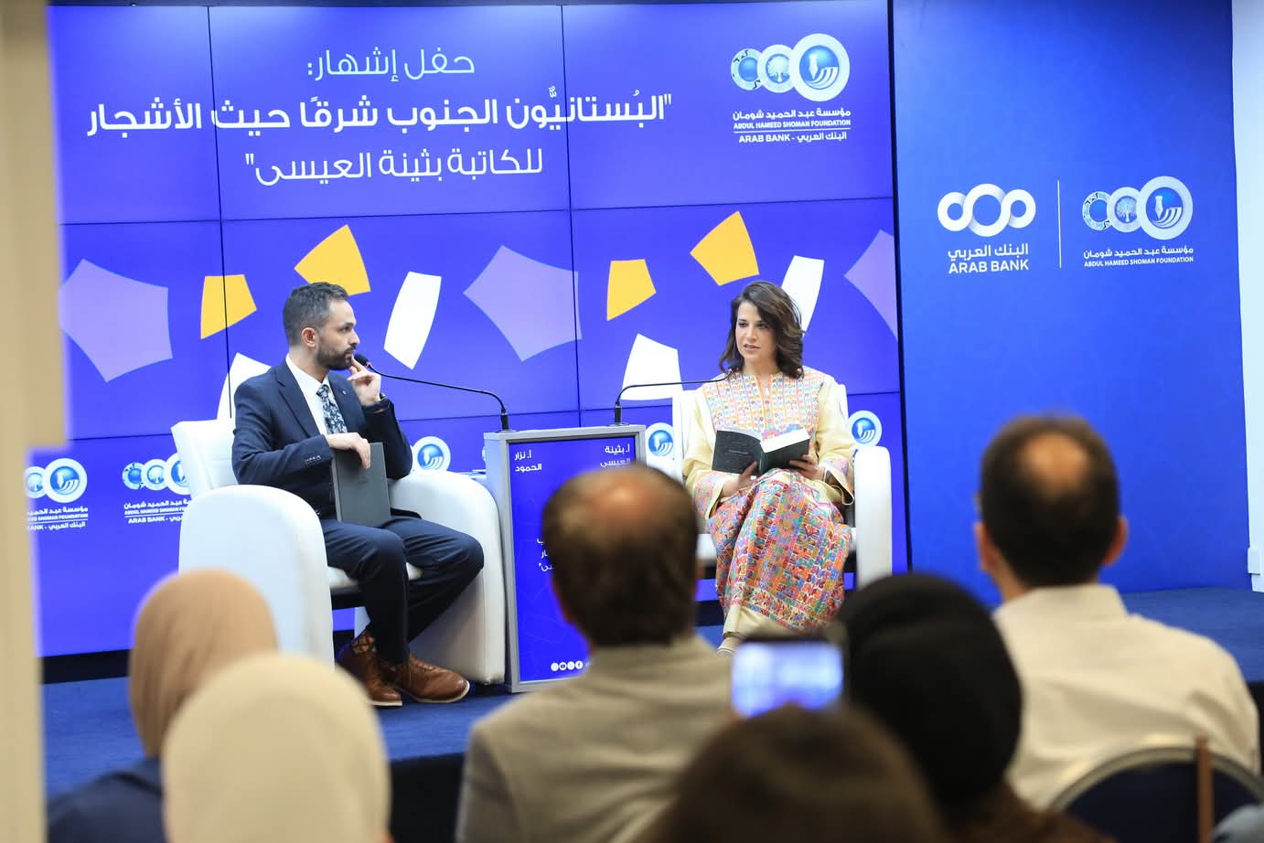 الأديبة الكويتية بثينة العيسى تشهر روايتها البستانيون في شومان