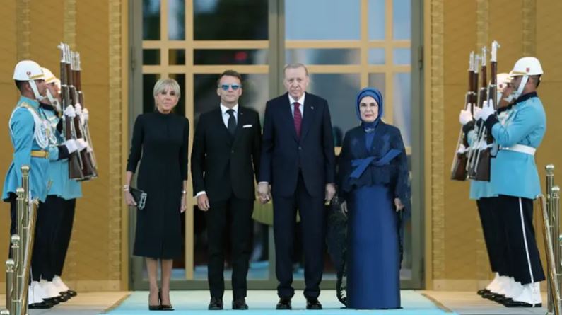 موقف محرج لماكرون مع زوجة أردوغان ..  ليست المرة الأولى
