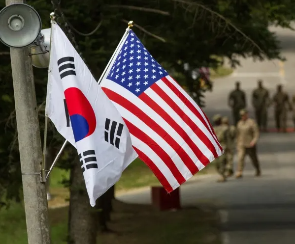 كوريا الجنوبية تدرس طلب ترامب إرسال سفن حربية إلى مضيق هرمز