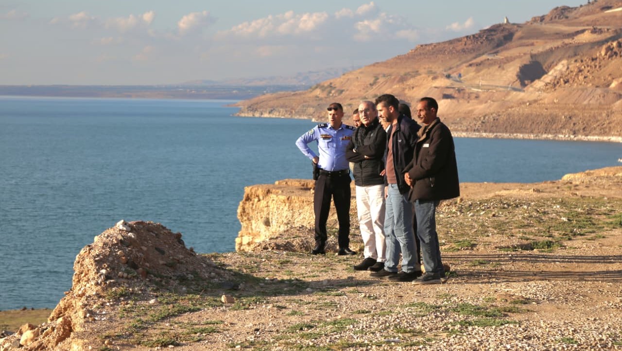 وزير الأشغال يتفقد مشاريع حمايات جسور البحر الميت