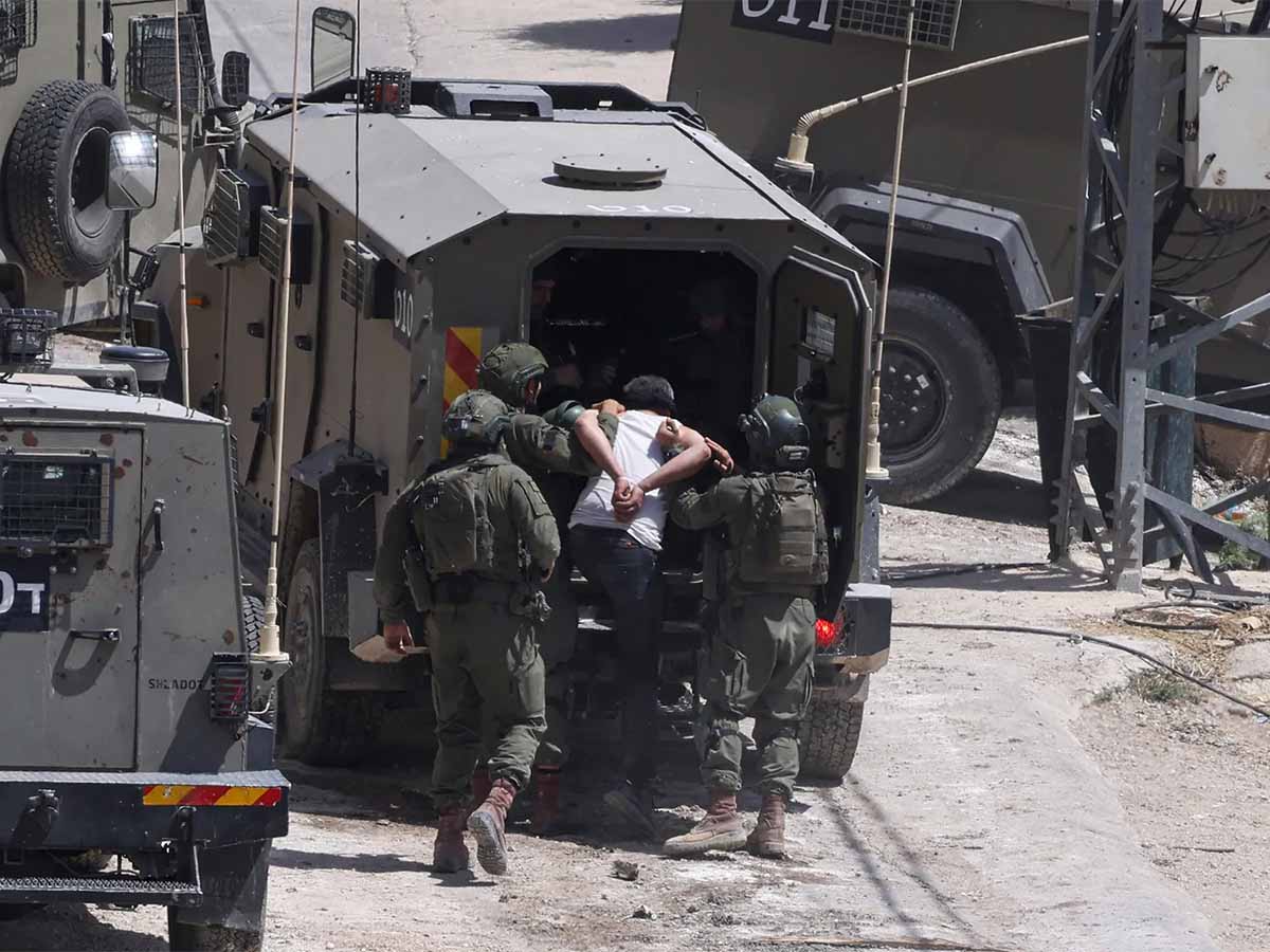 اعتقال 25 فلسطينياً ومداهمة عشرات المنازل في الضفة الغربية والقدس المحتلة