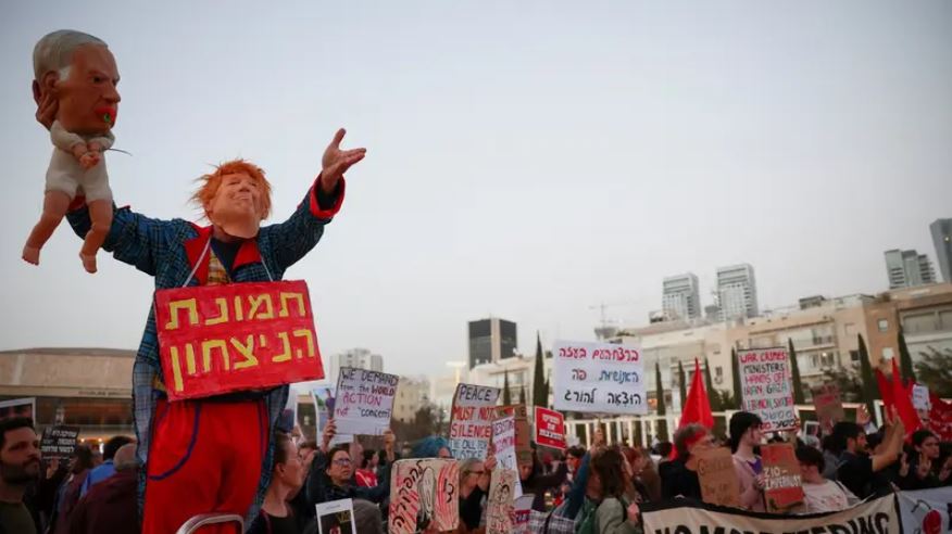 هتافات ضد نتنياهو ..  مستوطنون يطالبون بإنهاء الحرب مع إيران