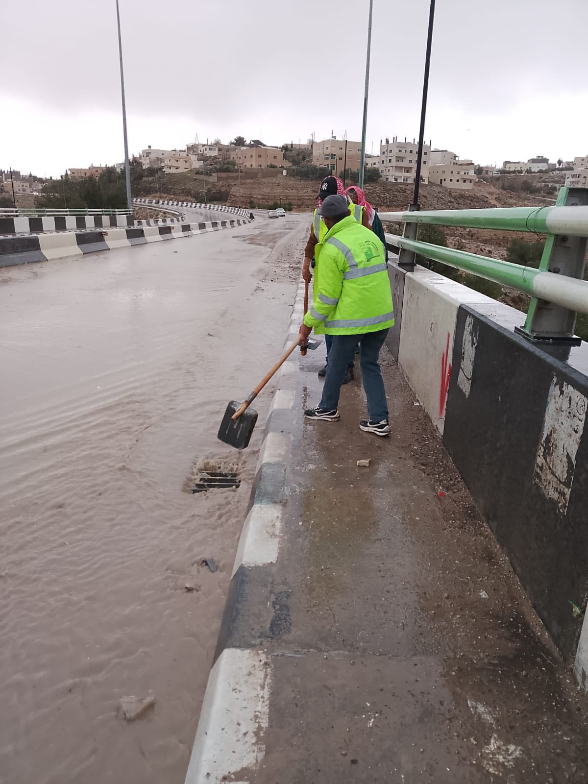 أشغال الكرك تتعامل مع ارتفاع منسوب مياه على جسر الثنية والمرج
