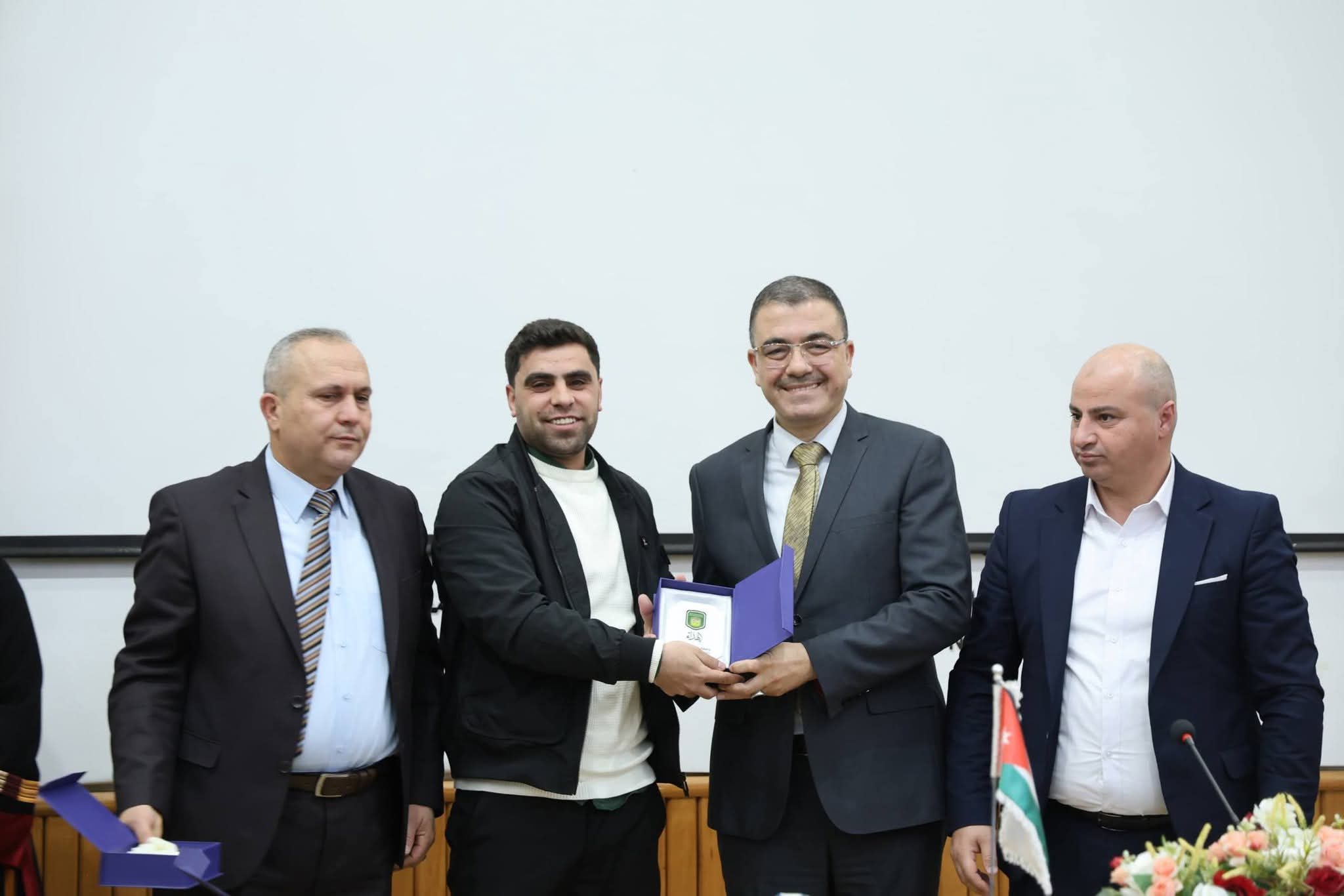 رئيس جامعة عجلون الوطنية يكرّم طلبة كلية تكنولوجيا المعلومات لإنجازهم الوطني في مجالات الروبوتات والتطبيقات الذكية