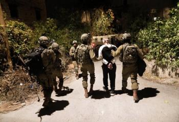 الاحتلال الاسرائيلي يعتقل 30 فلسطينيا بالضفة الغربية