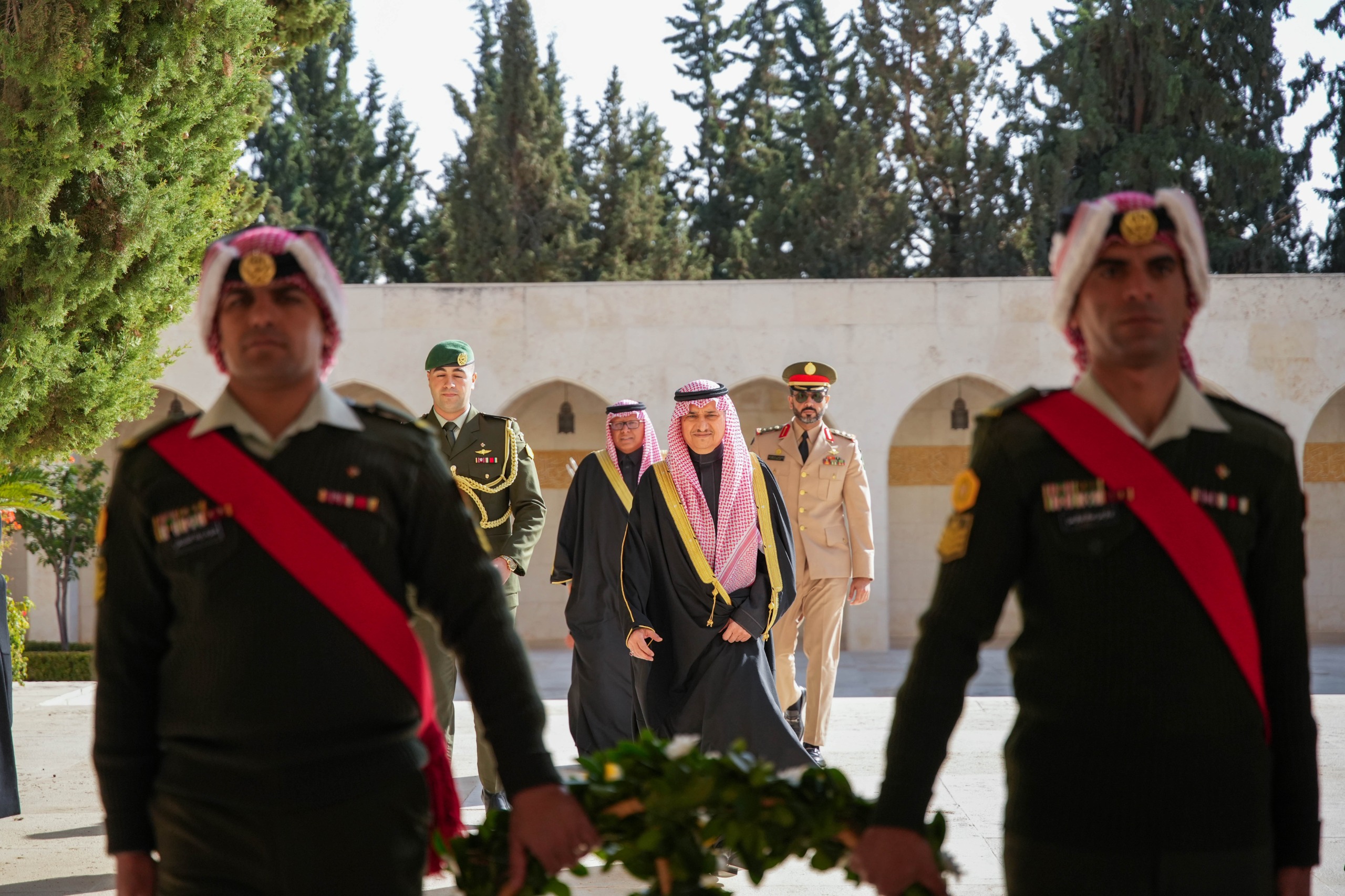 الأمير منصور بن خالد بن فرحان يقدّم أوراق اعتماده سفيراً لدى الأردن