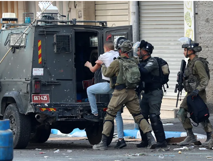 قوات الاحتلال تعتقل شابًا من دير الغصون شمال طولكرم 