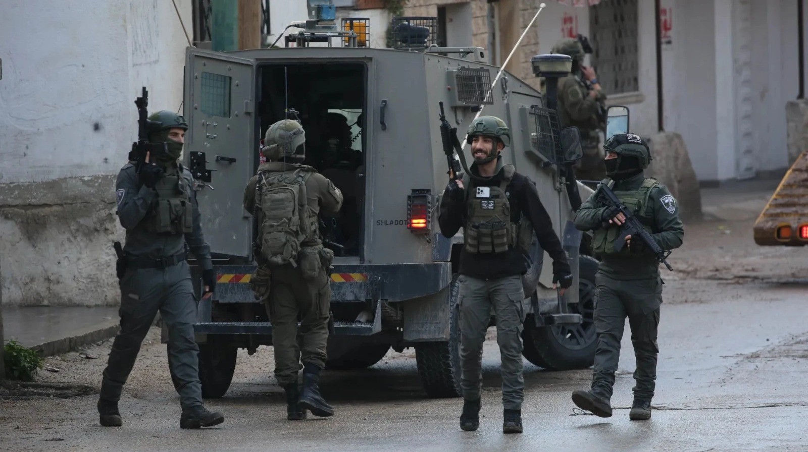 الاحتلال يشن حملة مداهمات ويعتقل 22 فلسطينيا