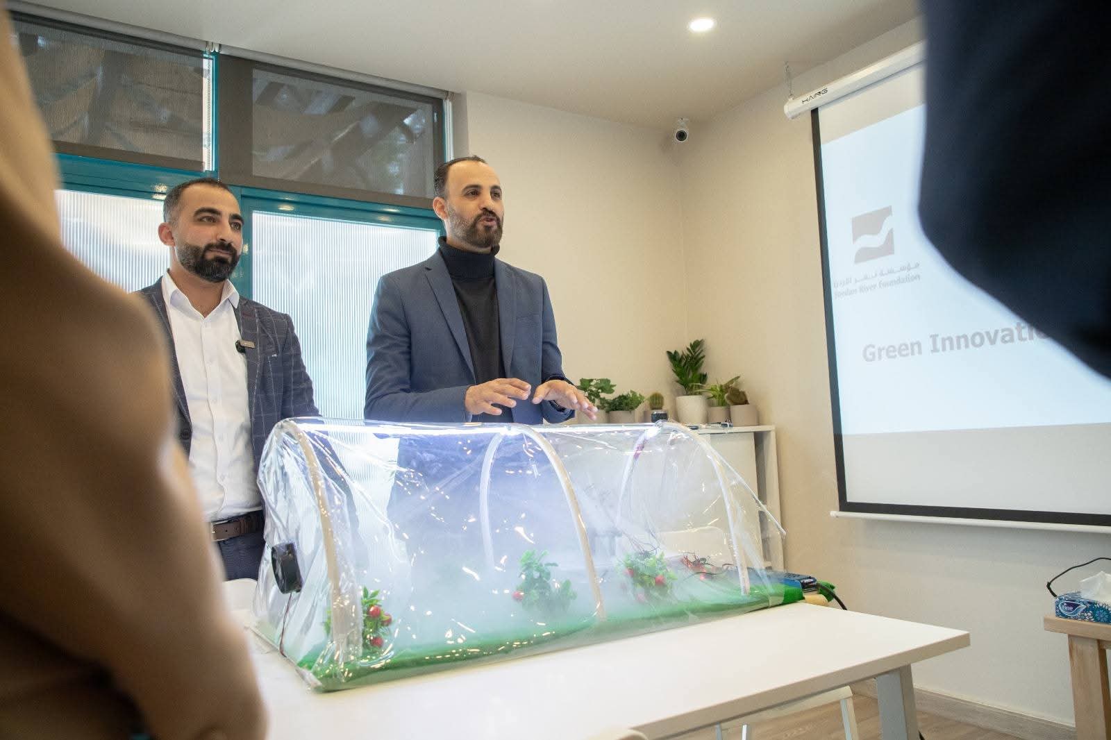 جامعة عجلون الوطنية تحقق إنجازًا نوعيًا بمشروع البيت البلاستيكي الذكي وتحوله إلى شركة ناشئة واعدة