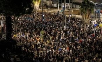 آلاف الإسرائيليين يتظاهرون للمطالبة بانتخابات مبكرة وعودة الأسرى