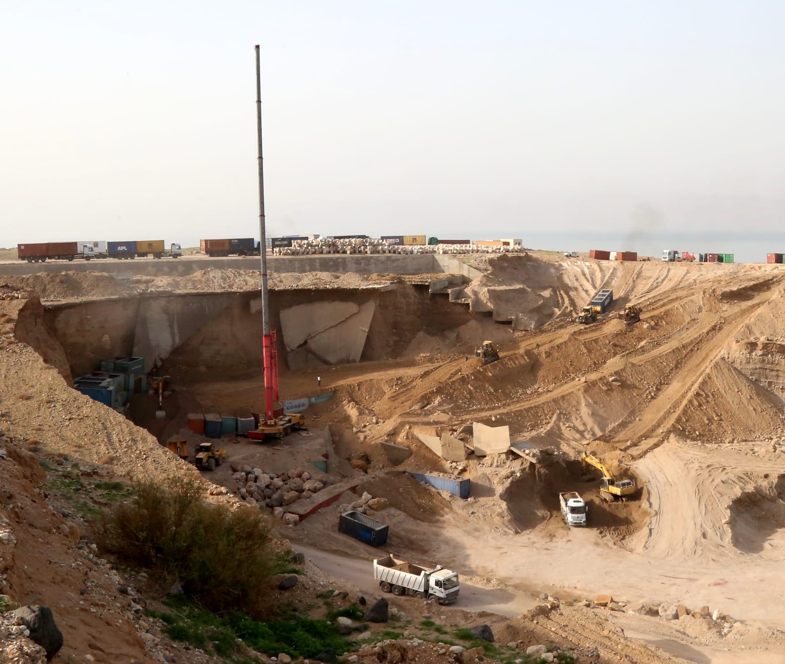 أبو السمن يتفقد مشاريع معالجة أضرار السيول في البحر الميت والكرك