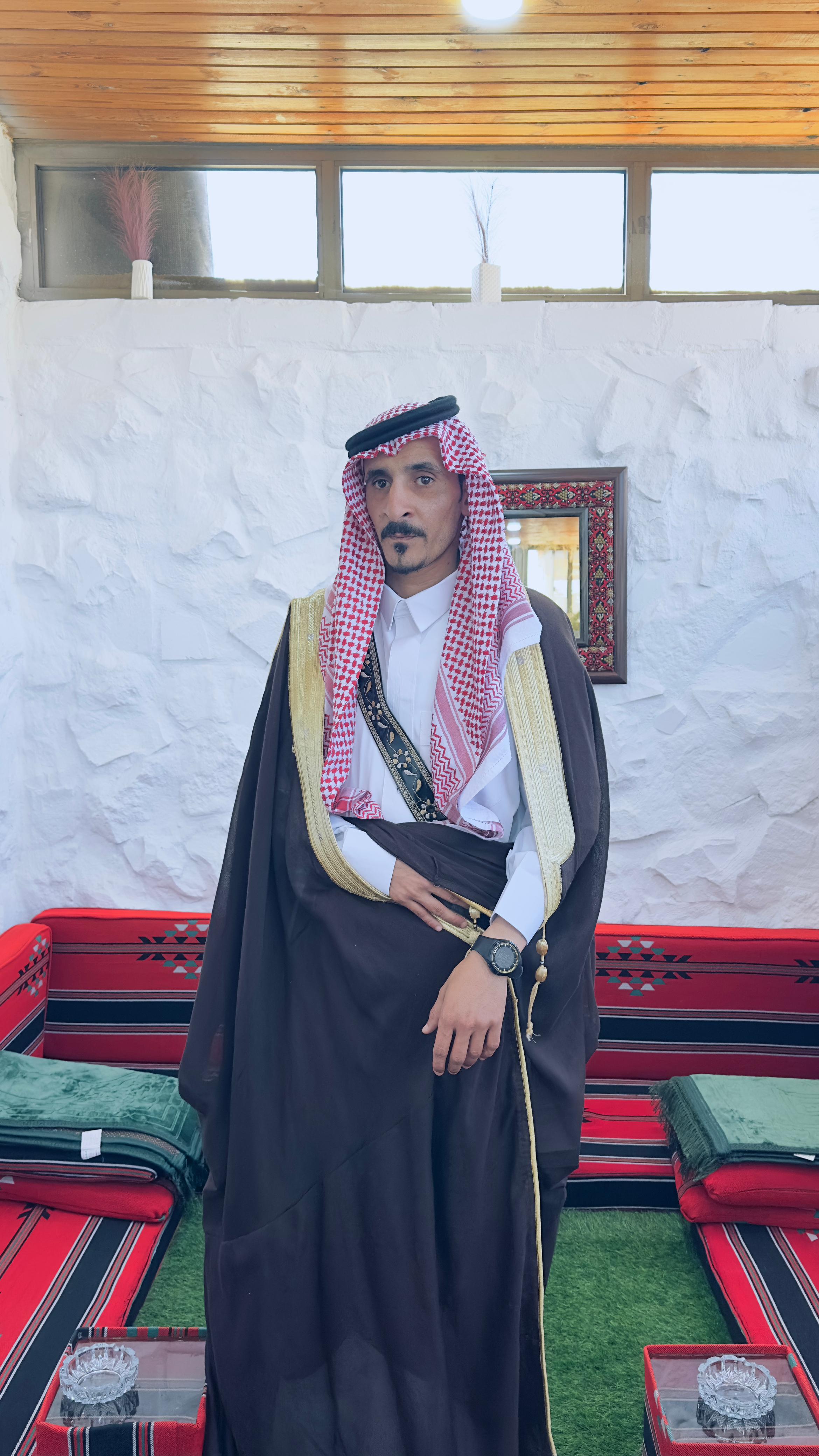 الشاعر سميح الغنميين يرسخ قيم الرجولة والشهامة في قصيدة مدوية