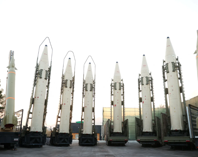 الجيش الإيراني: بإمكاننا استهداف قواعد أمريكية بصواريخ وأسلحة ثقيلة 