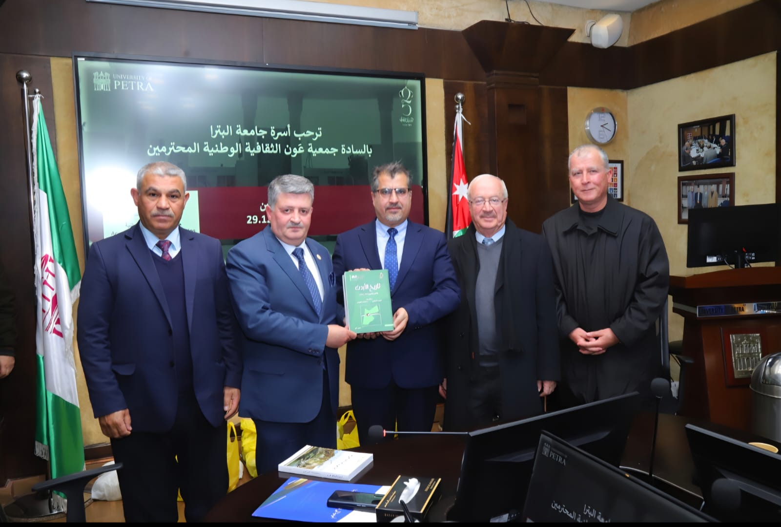 رئيس جامعة البترا يبحث مع جمعية عون التعاون في توثيق التاريخ الوطني