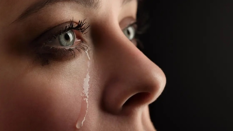 Women’s tears have a smell… you will not imagine what it does to men  Mix
