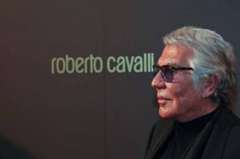 الموت يغيب مصمم الأزياء الإيطالي روبرتو كافالي عن 83 عاماً