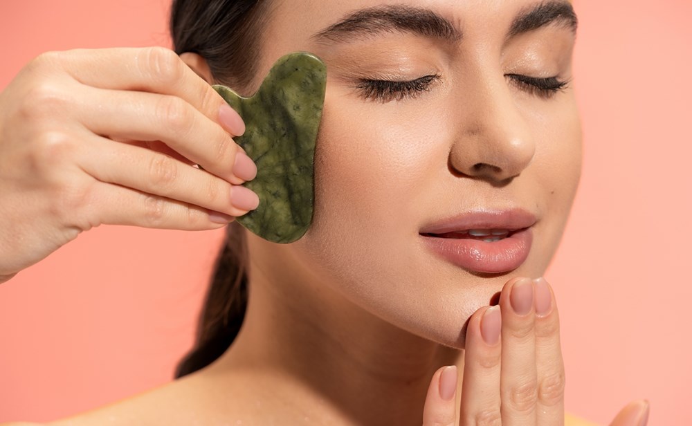 خطوات التدليك الليمفاوي لوجه مشدود ومشرق