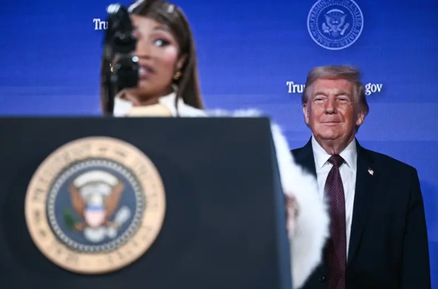 مغنية تخطف الأضواء من ترامب ..  والرئيس يعلق نسونني تماما 