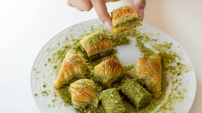 لتجنب ارتفاع السكر ..  ما هو أفضل وقت لتناول الحلوى؟