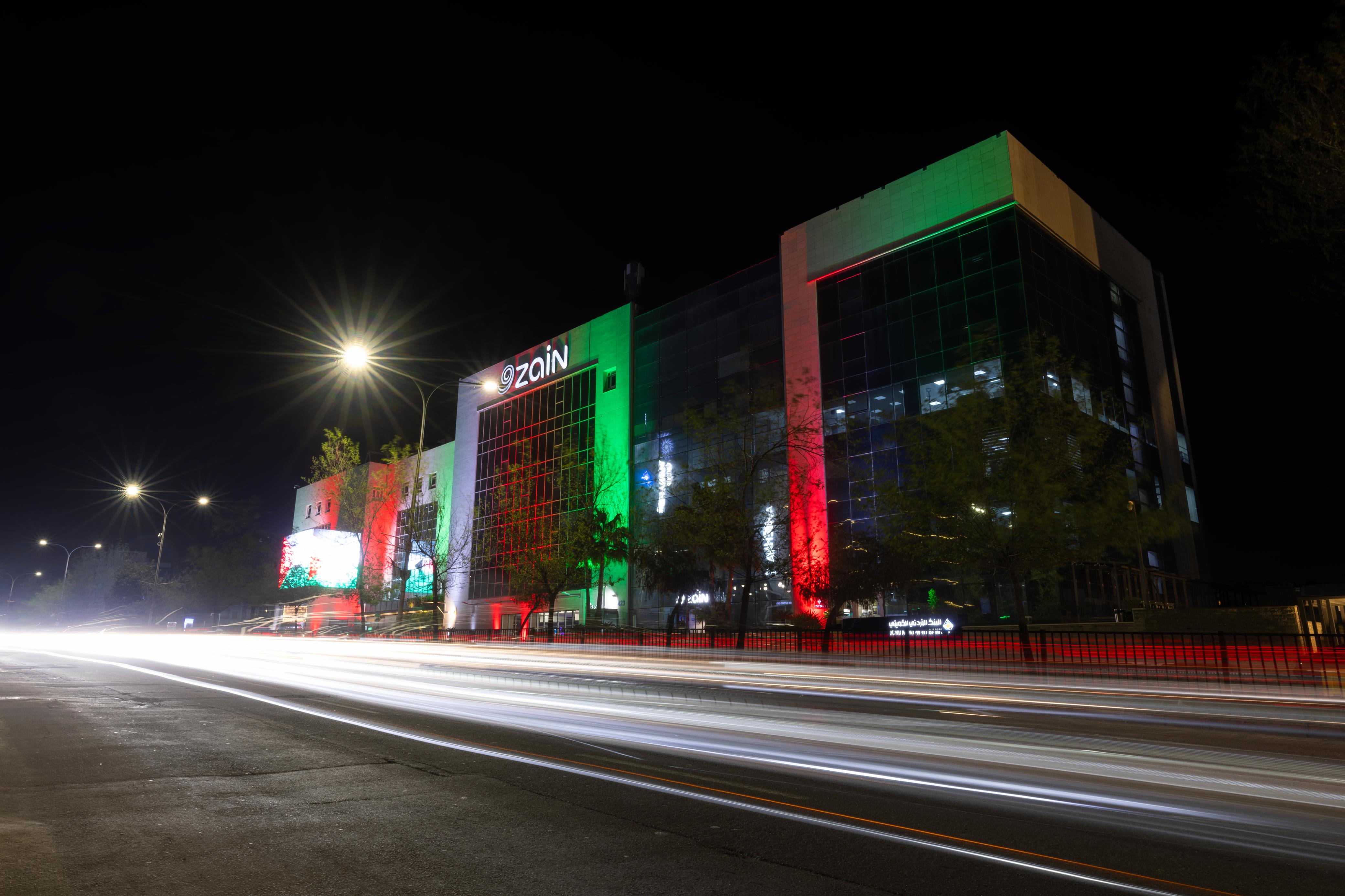 زين تبدأ احتفالاتها بيوم العلم بإضاءة مبانيها بألوان العلم