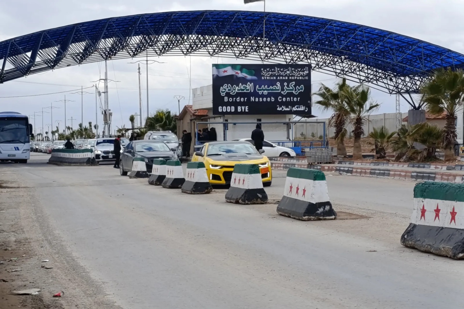 بعد إلغاء الرحلات ..  مساعٍ رسمية لإعادة سوريين عالقين في عمّان