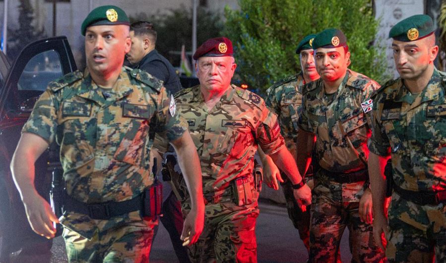 الزي العسكري والمسدس والذخيرة ..  تفاعل واسع مع صورة الملك في الكرك