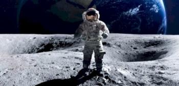 اسم أول رائد فضاء هبط على سطح القمر