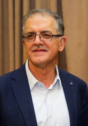 بين تعيين المدير وتقييد المنتخبين