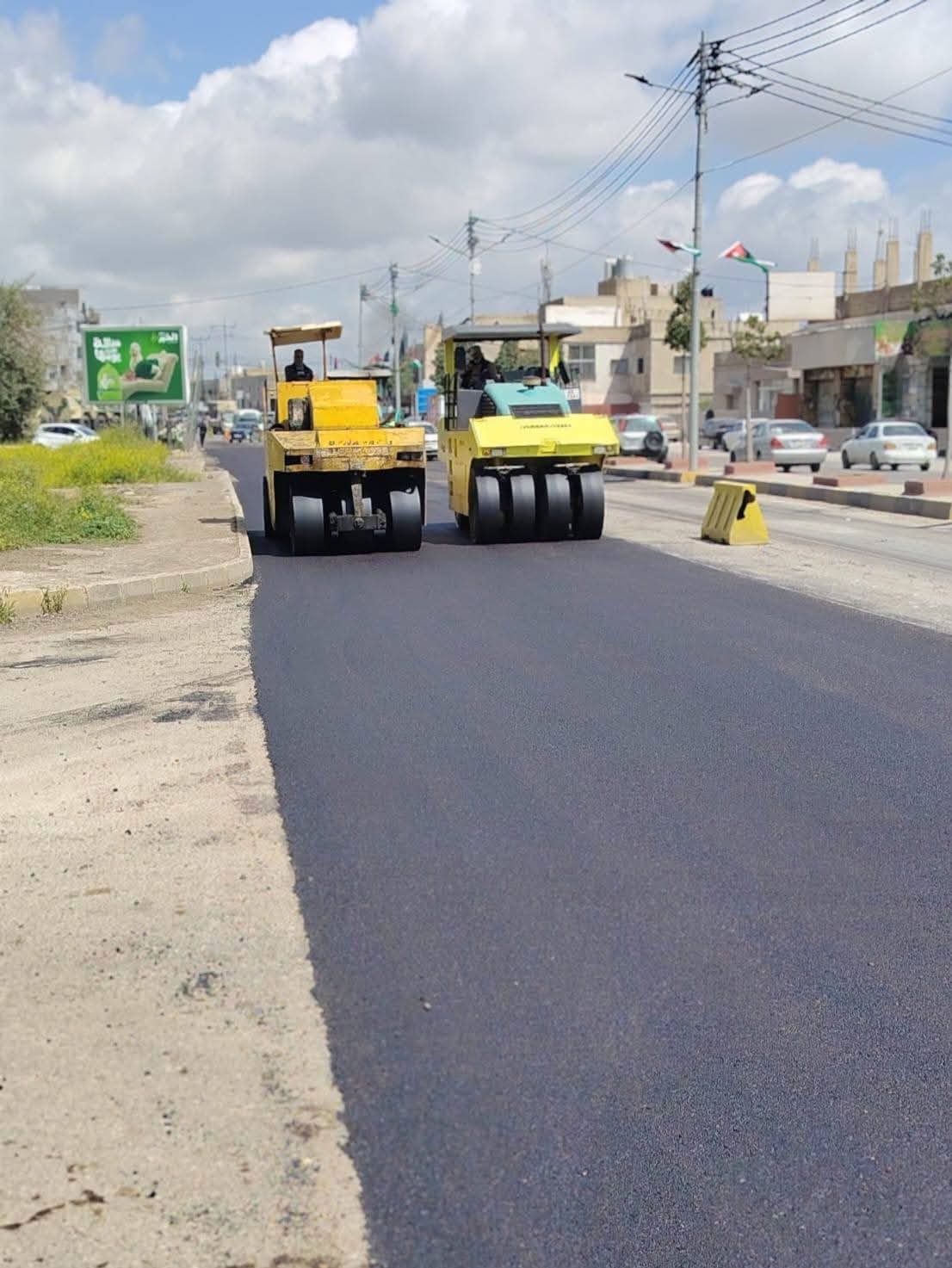 بلدية بني عبيد تستأنف أعمال التعبيد لطريق إربد - عمان