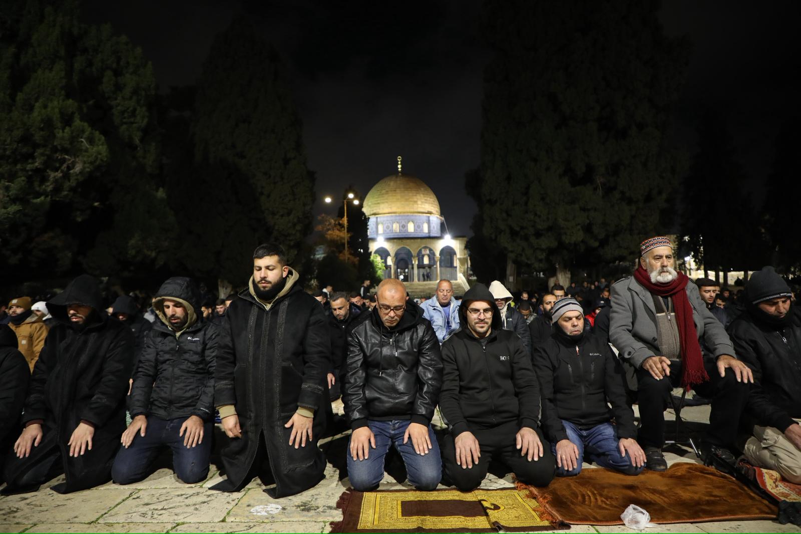 40 ألفًا يؤدون صلاتي العشاء والتراويح في المسجد الأقصى