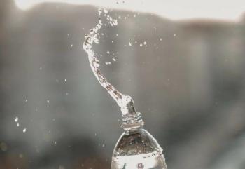 ما هو معدل الماء المطلوب يومياً لبقاء الجسم رطباً؟ 