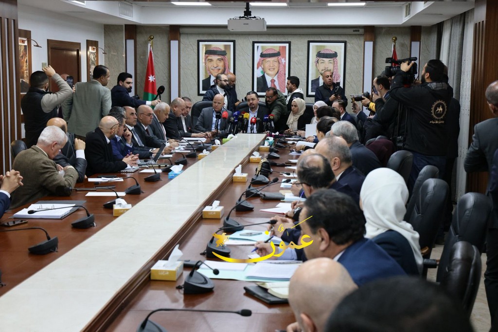 العمل النيابية تناقش الحكومة في مشروع قانون الضمان 