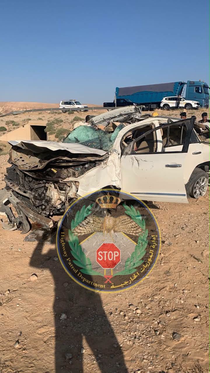 تدهور مركبة على الطريق الصحراوي