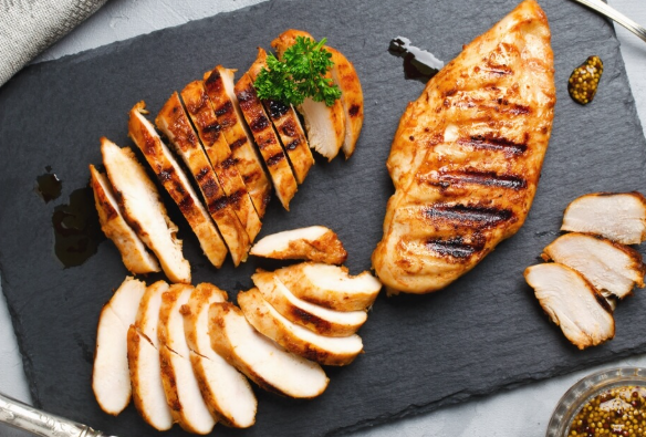 أطعمة غنية بالبروتين مثل صدور الدجاج