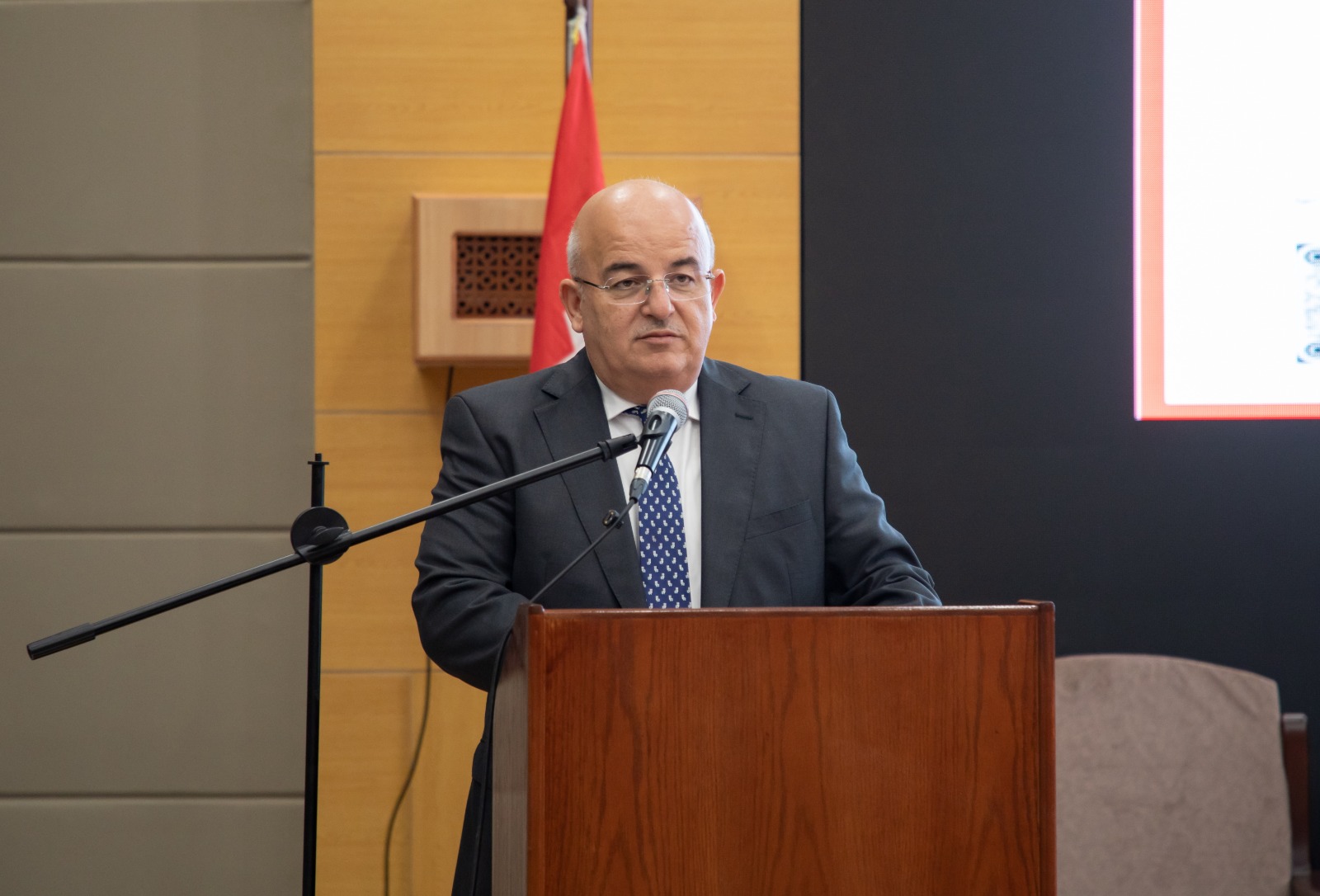 الحياري يرعى اليوم العلمي لقسم الكيمياء في الهاشمية