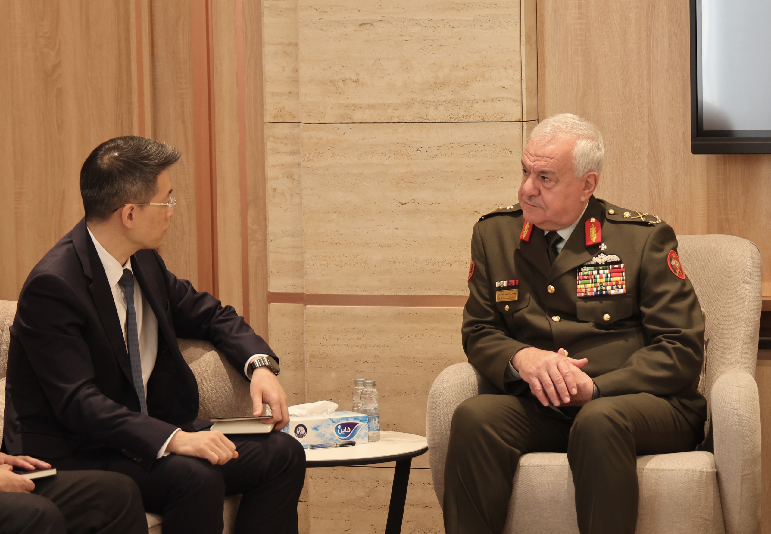 الحنيطي يستقبل وفد شركة صناعات دفاعية جينية 