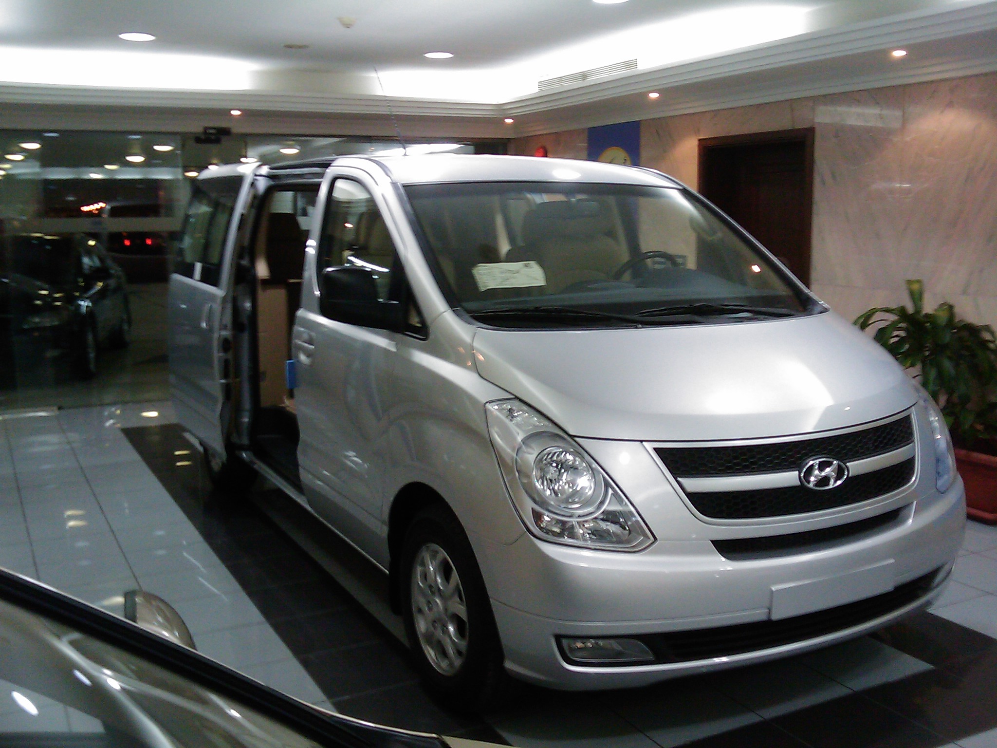 بنك القاهرة عمان يطرح عطاء لبيع 10 باصات مستعملة