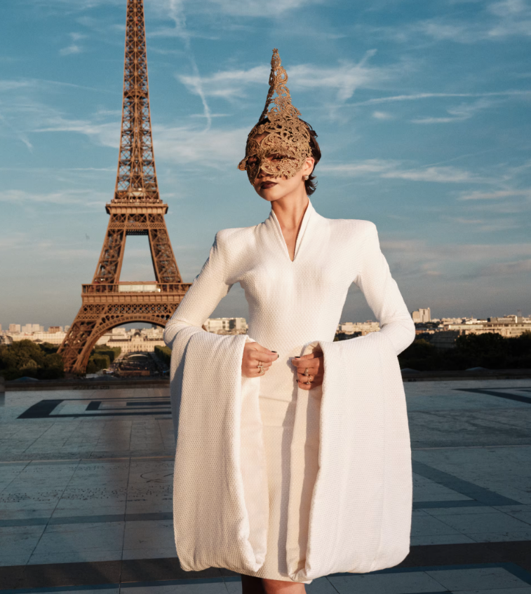 قناع ذهبي وفستان من 30 عامًا ..  هكذا ظهرت زيندايا أمام برج إيفل في باريس