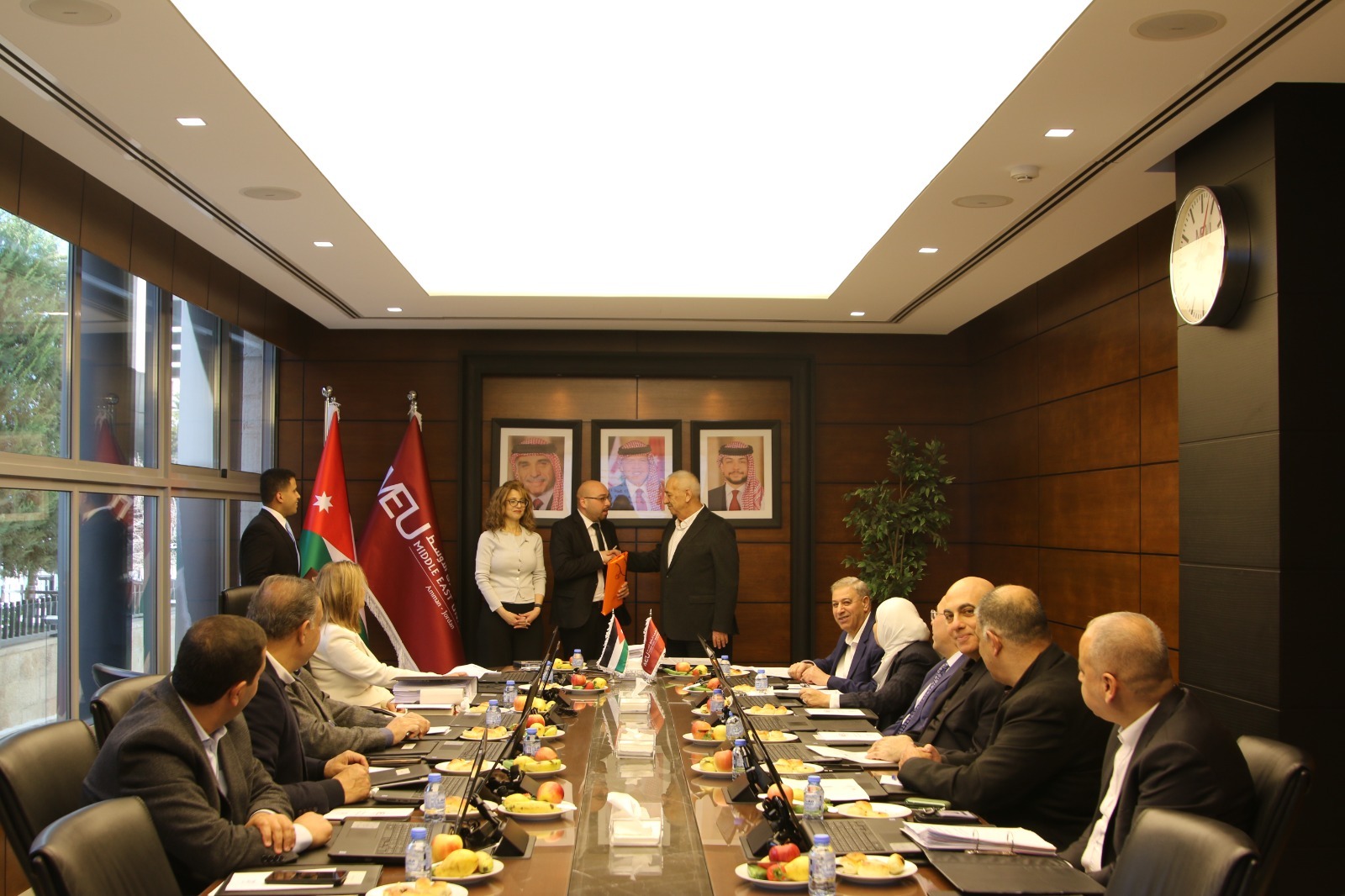 مجلس أمناء “الشرق الأوسط” يكرّم الدكتور أيمن الخطيب