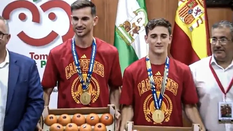 طماطم ..  أغرب تكريم لغافي ورويز بعد فوز إسبانيا بكأس العالم