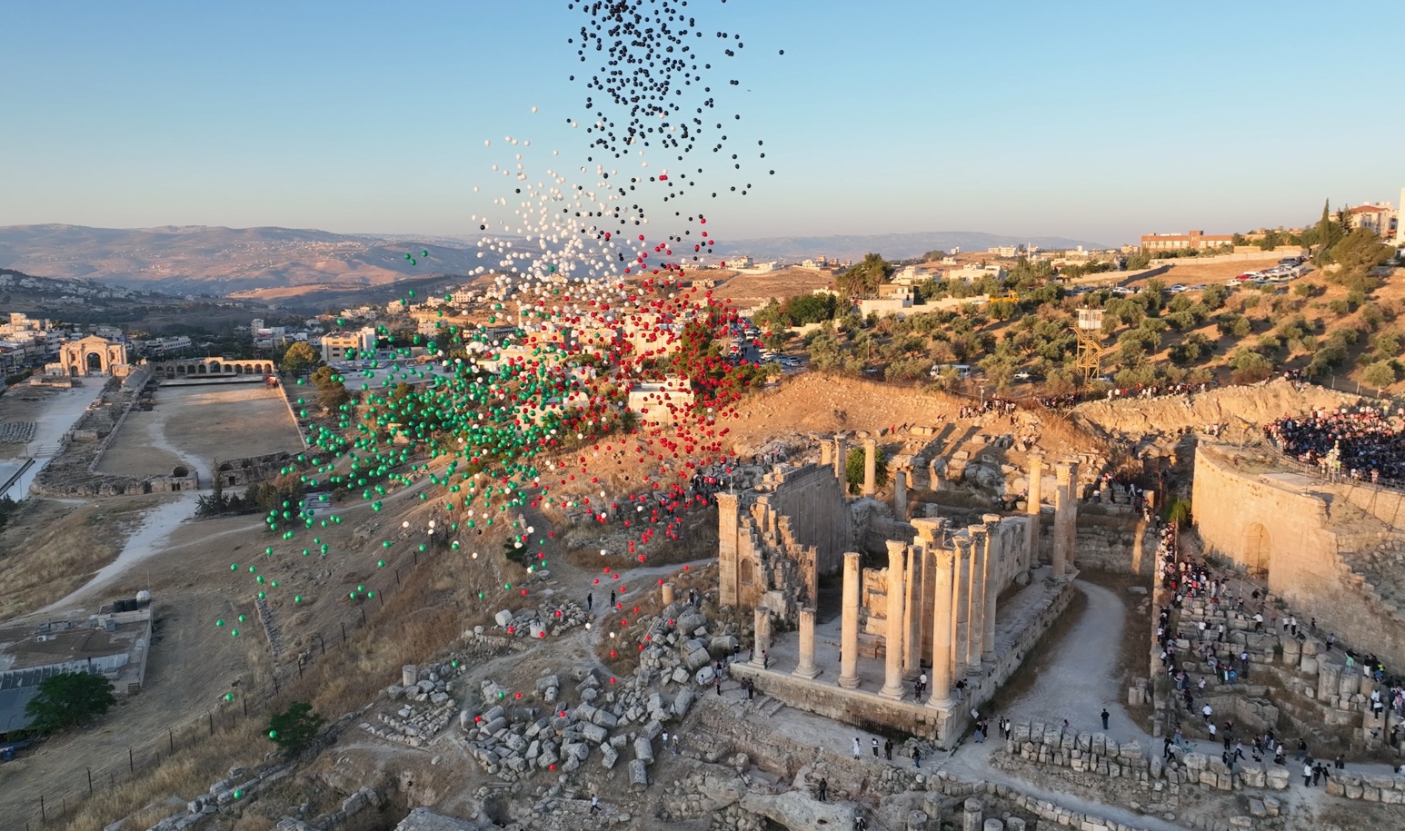 زين تشارك الأردنيين تشجيع النشامى وتزيّن سماء عمان وجرش بألوان العلم