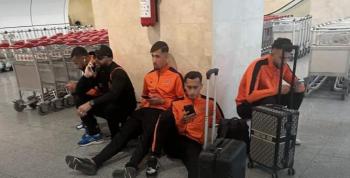احتجاز فريق كروي مغربي في مطار جزائري يفاقم التوتر بين البلدين