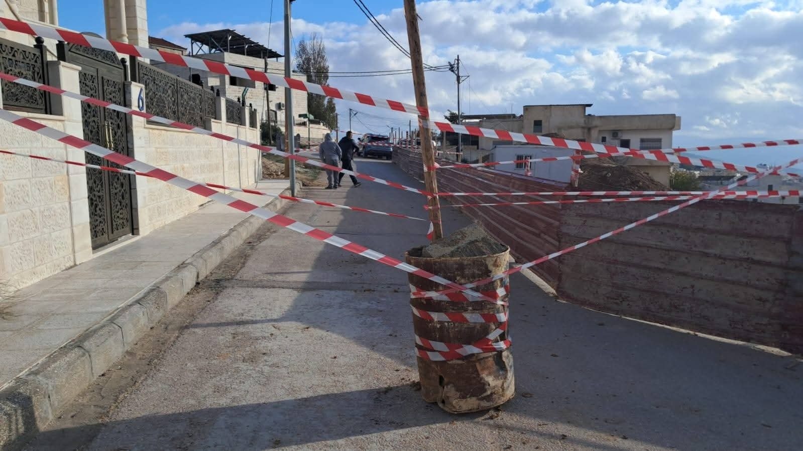 إنهيار حفرية انشائية يغلق طريق الجبل الأخضر في جرش