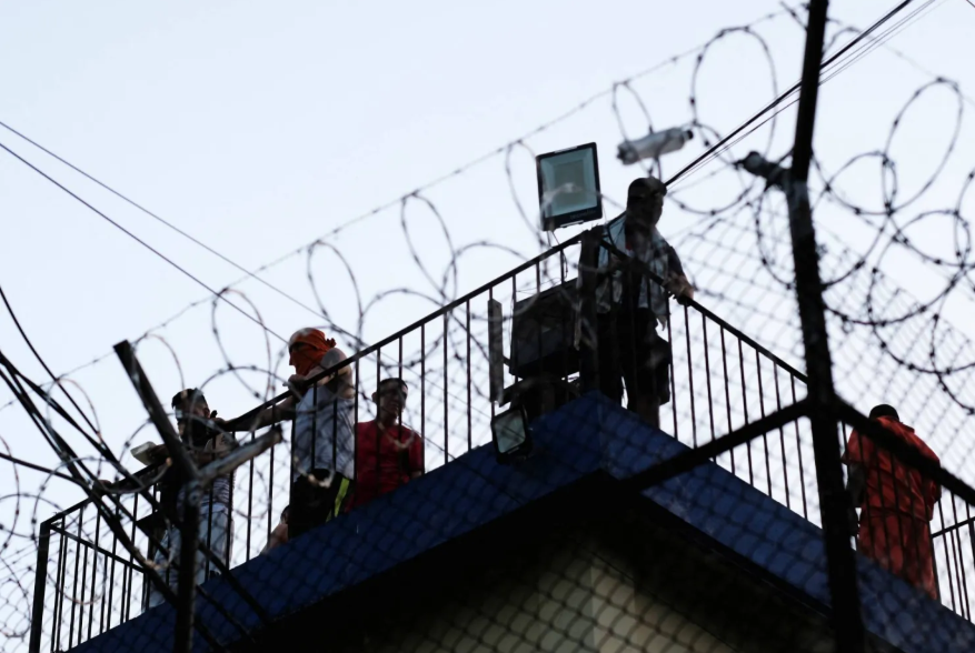 غواتيمالا: سجناء يحتجزون 46 رهينة في 3 سجون