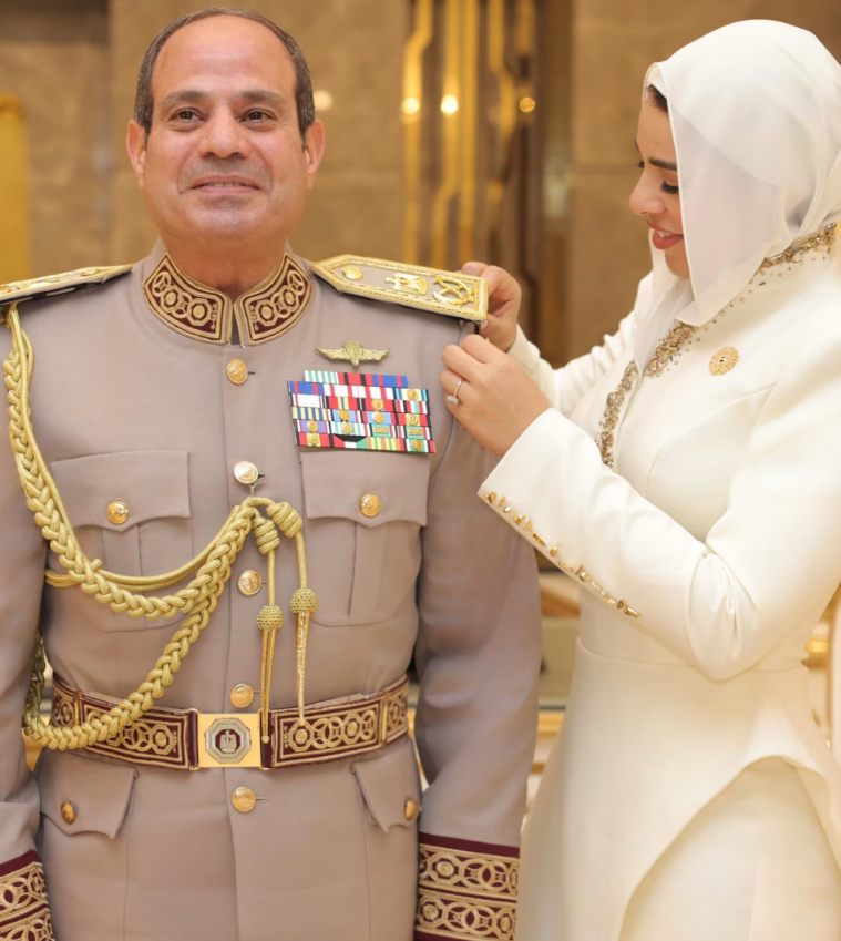 مصممة مصرية تكشف أسرار فستان ابنة السيسي